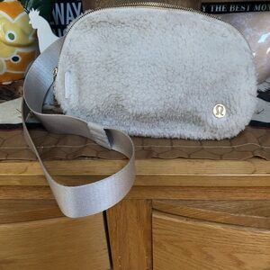 lululemon everywhere bag cream sherpa white belt bag waist pack with gold zipper